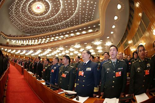 3月5日,第十二屆全國(guó)人民代表大會(huì)第一次會(huì)議在北京人民大會(huì)堂開(kāi)幕。這是代表起立唱國(guó)歌。新華社記者 李剛 攝