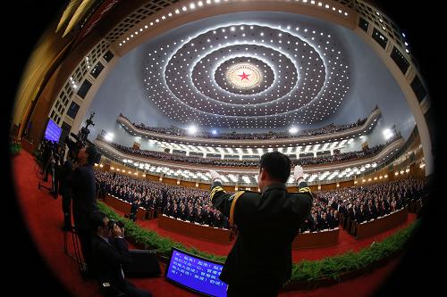 3月5日,第十二屆全國(guó)人民代表大會(huì)第一次會(huì)議在北京人民大會(huì)堂開(kāi)幕。這是代表高唱國(guó)歌。新華社記者蘭紅光攝