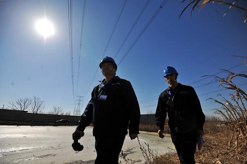 3月4日,國(guó)家電網(wǎng)天津檢修公司工作人員在巡查向北京輸送電力的500千伏安北線。連日來(lái),國(guó)家電網(wǎng)天津檢修公司全面加強(qiáng)電力特巡檢查工作,每天派出270余名工作人員堅(jiān)守在保電一線,重點(diǎn)加強(qiáng)向北京輸送電力的相關(guān)設(shè)備、設(shè)施,確保“兩會(huì)”期間供電保障工作萬(wàn)無(wú)一失。