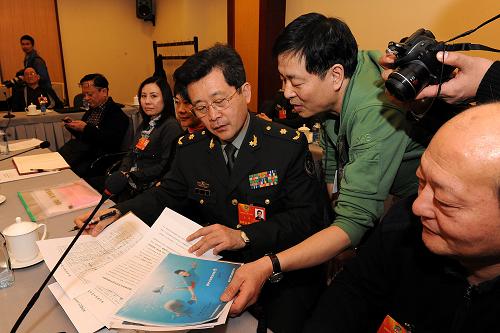 3月4日,濮存昕(右二)向于海委員(右三)介紹關(guān)于保護(hù)長江江豚的提案。當(dāng)日,在全國政協(xié)十二屆一次會(huì)議文化藝術(shù)界委員駐地,全國政協(xié)委員、“水生野生動(dòng)物保護(hù)形象大使”濮存昕在會(huì)議間隙來到其他委員身邊,將一份“關(guān)于保護(hù)長江瀕危物種以及其生態(tài)環(huán)境的建議”提案介紹給他們,并征求他們的意見。濮存昕委員說:“我這次提出‘保護(hù)江豚’的提案,呼吁大家關(guān)注江豚,進(jìn)而關(guān)注長江生態(tài)。如果得不到有效保護(hù),這個(gè)物種會(huì)在5年內(nèi)基本消失。”