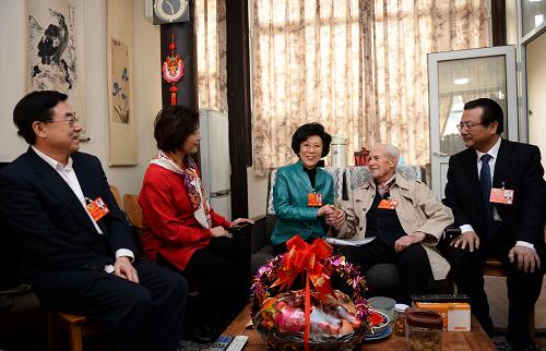 3月9日,全國政協(xié)委員李東東(左三)、黃友義(左一)、唐寧(左二)、艾克拜爾·米吉提(右一)來到全國政協(xié)委員、著名翻譯家沙博理家中探望。新華社記者 金良快 攝