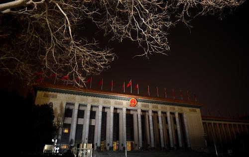 兩會時辰·中國夢 中國時辰子時。 3月3日午夜,人民大會堂在夜色中靜靜矗立。這天下午,中國人民政治協(xié)商會議第十二屆全國委員會第一次會議將在這里開幕。 每個春天,兩會都會與溫暖同期而至。數(shù)千代表委員共聚京華,縱論國是,帶來基層百姓最懇切的聲音。2013年,在這個百多年來距離“中國夢”最近的春天,全國兩會將繪就全面建成小康社會、推進社會主義現(xiàn)代化建設的宏偉藍圖。 2013年兩會期間,記者以中國古老計時方法為軸線,擷取兩會盛況中不同時段的精彩瞬間,呈現(xiàn)一份特別的視覺檔案。 新華社記者 秦晴 攝