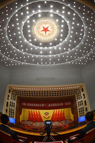 兩會時辰·中國夢 中國時辰巳時。 3月8日9時許,全國政協(xié)十二屆一次會議舉行第三次全體會議。從環(huán)境保護到教育公平,從機關作風到社區(qū)建設,16位委員在會上建言獻策,帶來了百姓最真實的呼聲。 每個春天,兩會都會與溫暖同期而至。數(shù)千代表委員共聚京華,縱論國是,帶來基層百姓最懇切的聲音。2013年,在這個百多年來距離“中國夢”最近的春天,全國兩會將繪就全面建成小康社會、推進社會主義現(xiàn)代化建設的宏偉藍圖。 2013年兩會期間,記者以中國古老計時方法為軸線,擷取兩會盛況中不同時段的精彩瞬間,呈現(xiàn)一份特別的視覺檔案。 新華社記者 秦晴 攝