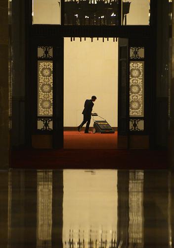 兩會時辰·中國夢 中國時辰酉時。 3月8日17時許,一天的會議結(jié)束后,安靜下來的人民大會堂里,工作人員開始進行清掃工作。 每個春天,兩會都會與溫暖同期而至。數(shù)千代表委員共聚京華,縱論國是,帶來基層百姓最懇切的聲音。2013年,在這個百多年來距離“中國夢”最近的春天,全國兩會將繪就全面建成小康社會、推進社會主義現(xiàn)代化建設(shè)的宏偉藍圖。 2013年兩會期間,記者以中國古老計時方法為軸線,擷取兩會盛況中不同時段的精彩瞬間,呈現(xiàn)一份特別的視覺檔案。 新華社記者 秦晴 攝