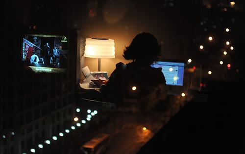 兩會時辰·中國夢 中國時辰亥時。 3月4日22時許,夜已深,人大代表鐵飛燕登錄微博,查看網(wǎng)民給她的留言。微博,已成為這位“90后”代表與大眾交流的重要渠道。 每個春天,兩會都會與溫暖同期而至。數(shù)千代表委員共聚京華,縱論國是,帶來基層百姓最懇切的聲音。2013年,在這個百多年來距離“中國夢”最近的春天,全國兩會將繪就全面建成小康社會、推進社會主義現(xiàn)代化建設(shè)的宏偉藍圖。 2013年兩會期間,記者以中國古老計時方法為軸線,擷取兩會盛況中不同時段的精彩瞬間,呈現(xiàn)一份特別的視覺檔案。 新華社記者 秦晴 攝