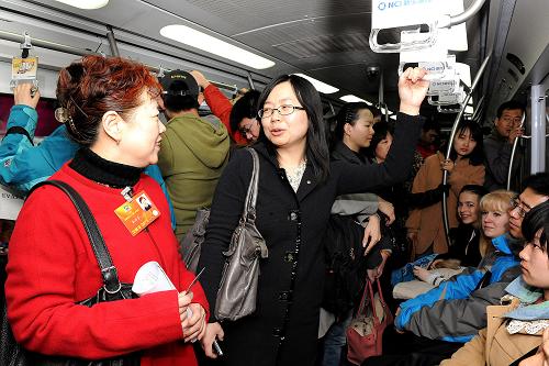 3月11日,全國(guó)政協(xié)委員高培芬、趙秀君分別乘坐地鐵、駕車(chē),在周一早高峰時(shí)段從北京宣武門(mén)出發(fā)前往前門(mén),體驗(yàn)北京的交通狀況。最后,乘坐地鐵和開(kāi)車(chē)分別耗時(shí)16分鐘和27分鐘。雖然不足3公里的路程并不能全面反映北京交通的整體現(xiàn)狀,但此次體驗(yàn),讓一直在思考如何實(shí)現(xiàn)便捷出行的委員們,有了更貼近現(xiàn)實(shí)的體會(huì)。這是全國(guó)政協(xié)委員高培芬(左)在北京體驗(yàn)地鐵出行。