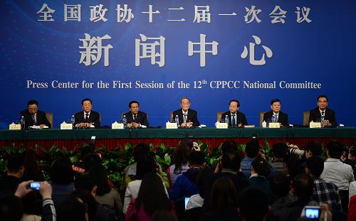3月7日,全國政協(xié)十二屆一次會(huì)議在兩會(huì)新聞中心舉行記者會(huì),政協(xié)委員賈治邦、陳錫文、厲以寧、李毅中、杜鷹、林毅夫(左二至右一)就推動(dòng)科學(xué)發(fā)展回答記者提問。新華社記者 金良快 攝