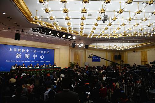 3月7日,全國政協(xié)十二屆一次會(huì)議在兩會(huì)新聞中心舉行記者會(huì),政協(xié)委員賈治邦、陳錫文、厲以寧、李毅中、杜鷹、林毅夫就推動(dòng)科學(xué)發(fā)展回答記者提問。 新華社記者 金良快 攝