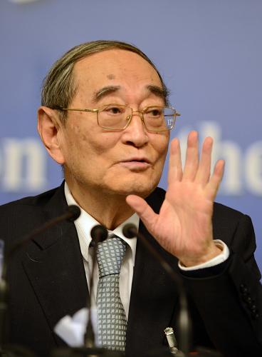 3月7日,全國政協(xié)十二屆一次會(huì)議在兩會(huì)新聞中心舉行記者會(huì)。這是全國政協(xié)委員厲以寧就推動(dòng)科學(xué)發(fā)展回答記者提問。 新華社記者 秦晴 攝
