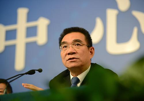 3月7日,全國政協(xié)十二屆一次會(huì)議在兩會(huì)新聞中心舉行記者會(huì)。這是全國政協(xié)委員林毅夫回答記者提問。 新華社記者 秦晴 攝