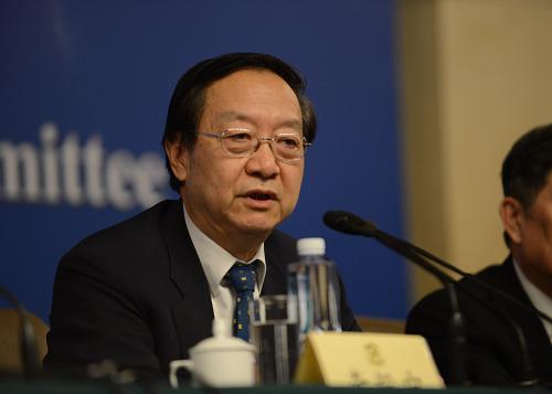 3月7日,全國政協(xié)十二屆一次會(huì)議在兩會(huì)新聞中心舉行記者會(huì)。這是全國政協(xié)委員李毅中回答記者提問。 新華社記者 秦晴 攝