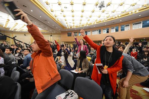 3月7日,全國政協(xié)十二屆一次會(huì)議在兩會(huì)新聞中心舉行記者會(huì),政協(xié)委員賈治邦、陳錫文、厲以寧、李毅中、杜鷹、林毅夫就推動(dòng)科學(xué)發(fā)展回答記者提問。這是記者舉手爭(zhēng)取提問機(jī)會(huì)。 新華社記者 秦晴 攝