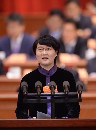 3月8日,全國政協(xié)十二屆一次會(huì)議在北京人民大會(huì)堂舉行第三次全體會(huì)議。這是蔡玲委員作《如何避免“八項(xiàng)規(guī)定”一陣風(fēng)》的發(fā)言。新華社記者 王曄 攝