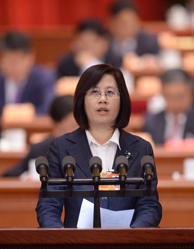 3月8日,全國(guó)政協(xié)十二屆一次會(huì)議在北京人民大會(huì)堂舉行第三次全體會(huì)議。這是吳春梅委員作《重視幫扶社會(huì)新底層群體》的發(fā)言。 新華社記者 王曄 攝