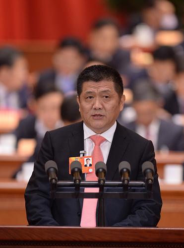 3月8日,全國(guó)政協(xié)十二屆一次會(huì)議在北京人民大會(huì)堂舉行第三次全體會(huì)議。這是周新生委員作《盡量讓國(guó)人不求人少求人》的發(fā)言。新華社記者 王曄 攝