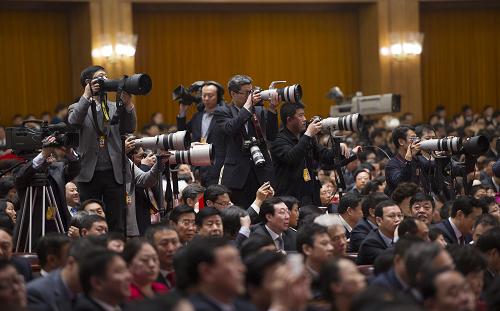 這是記者在會上采訪。新華社記者 黃敬文 攝
