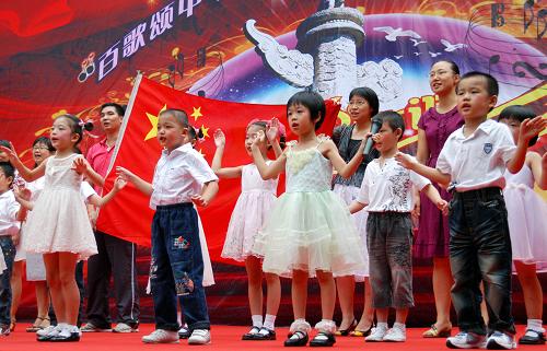 9月30日,廣州桂花小學(xué)一年級(jí)學(xué)生在演唱《中國(guó)人》。當(dāng)日,廣州市桂花小學(xué)舉辦“百歌頌中華”文藝匯演,學(xué)生們以合唱、獨(dú)唱、表演唱等形式歌頌祖國(guó),歡慶新中國(guó)60華誕。 新華社發(fā)(劉洪群 攝)