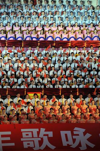 9月30日,演員在揚(yáng)州市舉行的“頌歌獻(xiàn)祖國(guó)”歌詠大會(huì)上歌唱紅色經(jīng)典歌曲。當(dāng)日,江蘇省揚(yáng)州市舉行“頌歌獻(xiàn)祖國(guó)”歌詠大會(huì),慶祝新中國(guó)成立60周年。 新華社發(fā)(郭義富 攝)