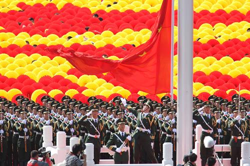 這是五星紅旗在天安門廣場升起。 新華社記者 劉宇 攝