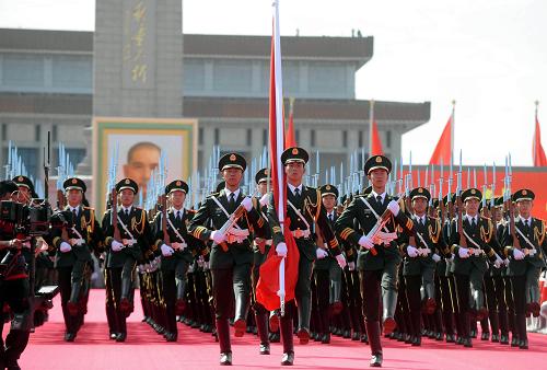 10月1日,首都各界慶祝中華人民共和國成立60周年大會在北京舉行。這是國旗護衛(wèi)隊護衛(wèi)國旗走向旗桿基座。新華社記者 王小川 攝