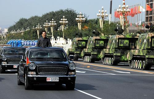 這是中共中央總書記、國家主席、中央軍委主席胡錦濤檢閱受閱部隊。新華社記者 陳建力 攝