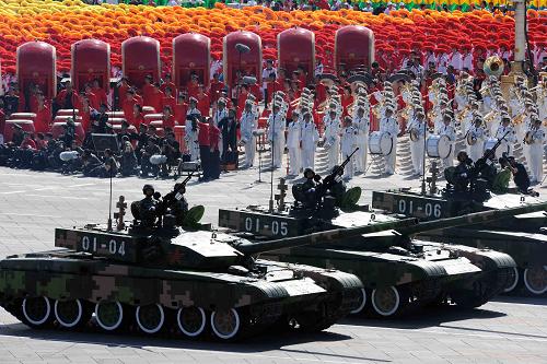 10月1日,首都各界慶祝中華人民共和國(guó)成立60周年大會(huì)在北京天安門廣場(chǎng)舉行。這是坦克第一方隊(duì)接受檢閱。新華社記者 郭大岳 攝