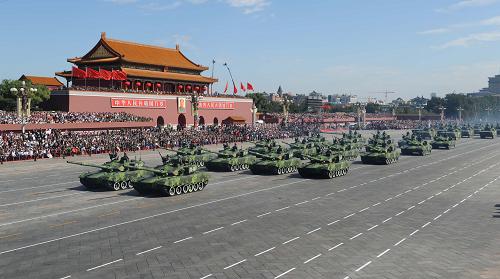 這是坦克第二方隊(duì)接受檢閱。新華社記者 陳樹根 攝