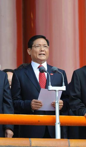 10月1日,首都各界慶祝中華人民共和國(guó)成立60周年大會(huì)在北京天安門(mén)廣場(chǎng)隆重舉行。這是中共中央政治局委員、北京市委書(shū)記劉淇宣布慶祝大會(huì)開(kāi)始。 新華社記者 楊磊 攝