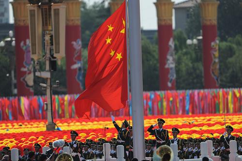 這是天安門(mén)廣場(chǎng)舉行隆重的國(guó)旗升旗儀式。新華社記者 王建華 攝