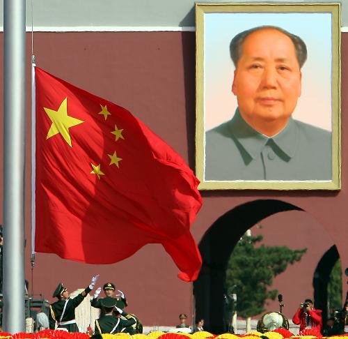 這是天安門(mén)廣場(chǎng)舉行隆重的國(guó)旗升旗儀式。 新華社記者 侯俊 攝