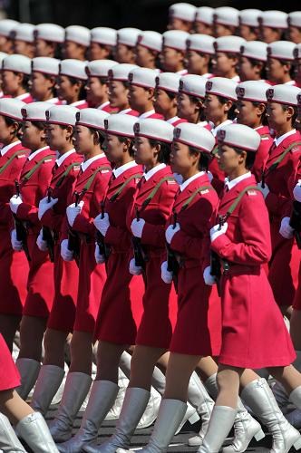 這是女民兵方隊準備通過天安門廣場。新華社記者 王定昶 攝