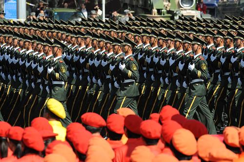 這是武警方隊準備通過天安門廣場。 新華社記者 王定昶 攝