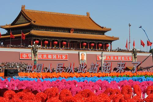 “中國(guó)人民從此站起來(lái)了”標(biāo)語(yǔ)在游行隊(duì)伍中十分醒目。新華社記者 王頌 攝