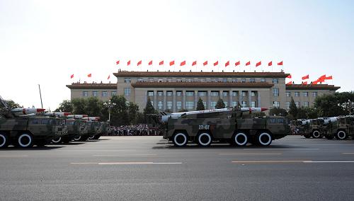 這是某新型地地常規(guī)導(dǎo)彈方隊(duì)通過(guò)人民大會(huì)堂北側(cè)。新華社記者 徐昱 攝