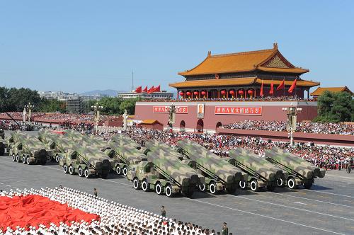 這是陸基巡航導(dǎo)彈方隊(duì)接受檢閱。新華社記者 丁林?jǐn)z