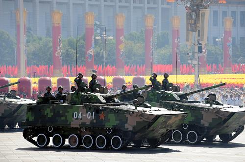 這是國(guó)慶閱兵分列式中的履帶步戰(zhàn)車方隊(duì)正在通過天安門廣場(chǎng)。 新華社記者 陳樹根 攝