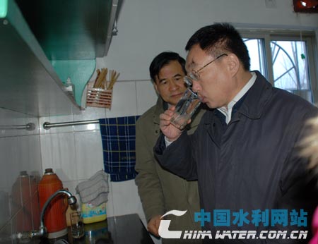 在石步村農(nóng)戶周軍華家中品嘗自來水水質(zhì)
