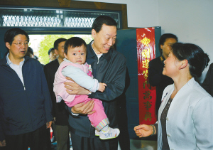 4月20日,羅志軍省長來到高淳縣武家嘴村村民家中,與農(nóng)民朋友親切交談,詳細(xì)了解他們的生活新變化。肖勇 攝
