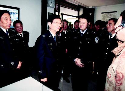 孟建柱在沈陽市萊茵河畔社區(qū)考察時(shí),與社區(qū)干部、社區(qū)民警親切交談。(趙飛攝)