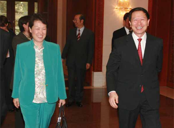 李榮融會見新加坡淡馬錫公司執(zhí)行董事兼總裁何晶