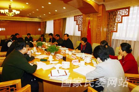 楊健強正在聽取新疆關(guān)于民族工作情況的匯報