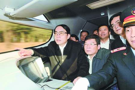 為劉志軍部長和與會代表乘坐動車組列車觀摩滬昆線。