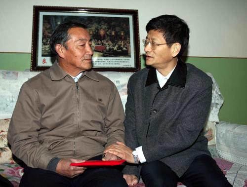 孟建柱部長(zhǎng)與孔永強(qiáng)烈士的父親親切交談。