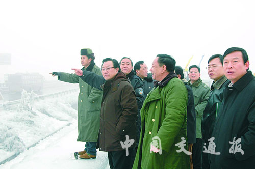 2月3日下午,看到京珠高速公路韶關(guān)云巖段實(shí)現(xiàn)雙向暢通,大家似乎忘記了嚴(yán)寒。從1月29日至2月3日,交通部部長(zhǎng)李盛霖往返于京珠高速公路除冰保暢核心地區(qū)和路段,現(xiàn)場(chǎng)指揮除冰保暢工作,與堅(jiān)守抗冰救災(zāi)一線的交通干部職工一起,認(rèn)真落實(shí)黨中央、國(guó)務(wù)院有關(guān)確保京珠高速公路暢通的統(tǒng)一部署。截至2月3日晚,該路段已達(dá)到正常暢通要求。
