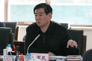 11月1日,國(guó)家安全生產(chǎn)監(jiān)督管理總局局長(zhǎng)李毅中聽取了山東省人民政府副省長(zhǎng)王軍民一行關(guān)于山東省近期發(fā)生的“8.17”華源煤礦事故災(zāi)難和“8.19”魏橋鋁液外溢爆炸事故調(diào)查處理情況的匯報(bào)。國(guó)家煤礦安全監(jiān)察局局長(zhǎng)趙鐵錘、國(guó)家安全生產(chǎn)監(jiān)督管理總局副局長(zhǎng)孫華山分別聽取了兩起事故的匯報(bào)。