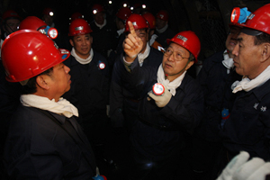 李毅中、付建華在遼源礦業(yè)集團公司梅河三井井下檢查安全生產(chǎn)工作