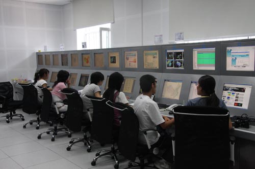 8月24日,中國氣象局氣象探測中心員工堅守崗位,為奧運會閉幕式做好氣象保障工作。圖為氣象探測中心運行監(jiān)控室工作情景。