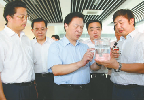 在楊灣藻水分離站,省委書記梁保華仔細(xì)察看藻水分離流程,稱贊無錫通過積極引進(jìn)集成國(guó)內(nèi)外先進(jìn)技術(shù),有效地解決了藍(lán)藻處理難題。 新華日?qǐng)?bào)記者 于先云攝