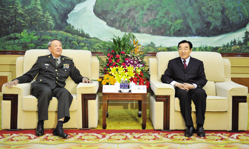 8月26日下午,自治區(qū)黨委書記、西藏軍區(qū)黨委第一書記張慶黎和自治區(qū)黨委副書記、自治區(qū)主席向巴平措在拉薩會見了中央軍委委員、中國人民解放軍總參謀長陳炳德一行。