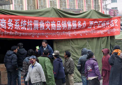 4月21日,災(zāi)區(qū)群眾在結(jié)古鎮(zhèn)民主路一流動(dòng)銷售服務(wù)點(diǎn)購買商品。近日,在玉樹地震災(zāi)區(qū)街頭,來自西寧、海東等地一些生活必需品經(jīng)營大戶已經(jīng)開始經(jīng)營活動(dòng),并且還有部分個(gè)體工商戶采取搭篷、流動(dòng)、送貨上門等方式開始經(jīng)營。據(jù)了解,青海省工商系統(tǒng)根據(jù)災(zāi)區(qū)群眾的需要,首批建立了50多個(gè)災(zāi)區(qū)生活必需品應(yīng)急商業(yè)網(wǎng)點(diǎn),并積極幫助當(dāng)?shù)赜袟l件的經(jīng)營戶盡早開門營業(yè)。新華社記者李紫恒攝